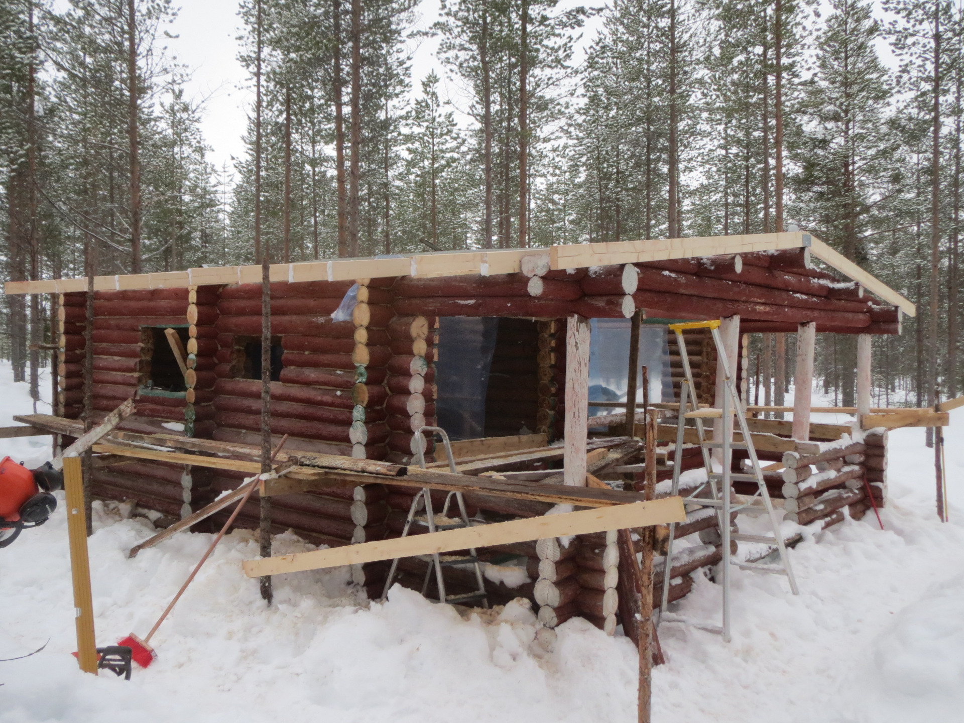 Oma mökkityömaamme, siirretty pyöröhirsi.